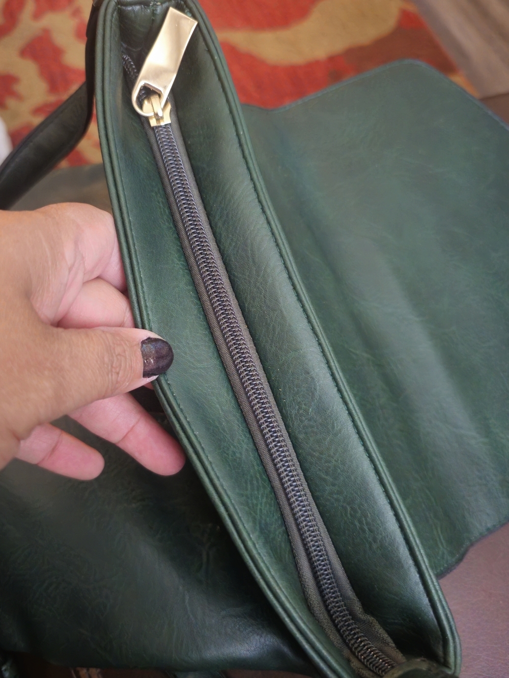 Elegant Green Crossbody Bag with Bee Accent - Picture 5 of 10